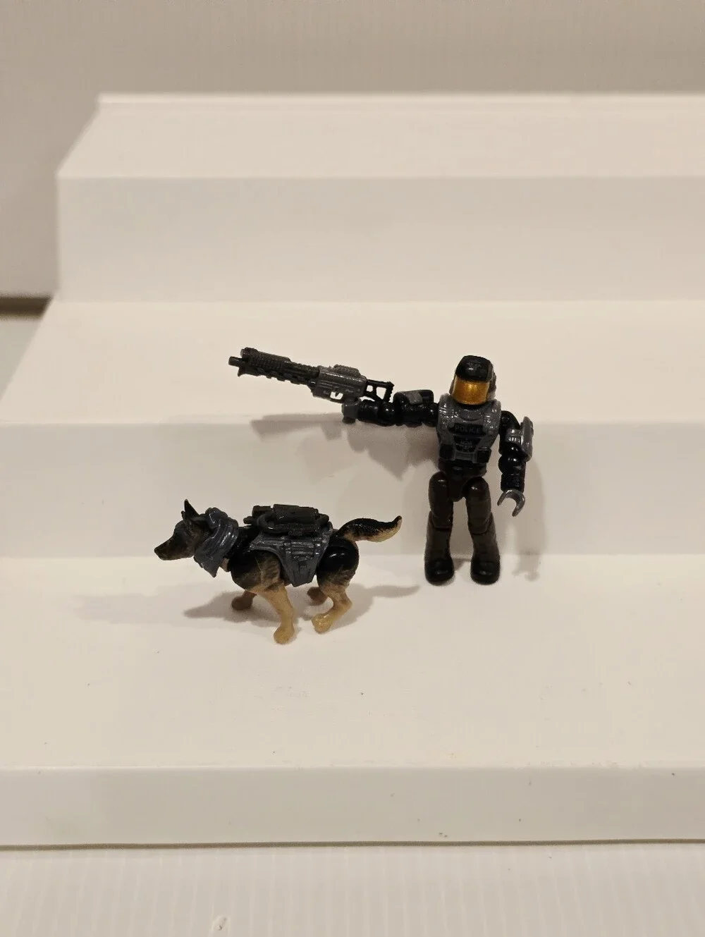 Mega Bloks Halo NMPD Officer and German Shepherd Figure Set